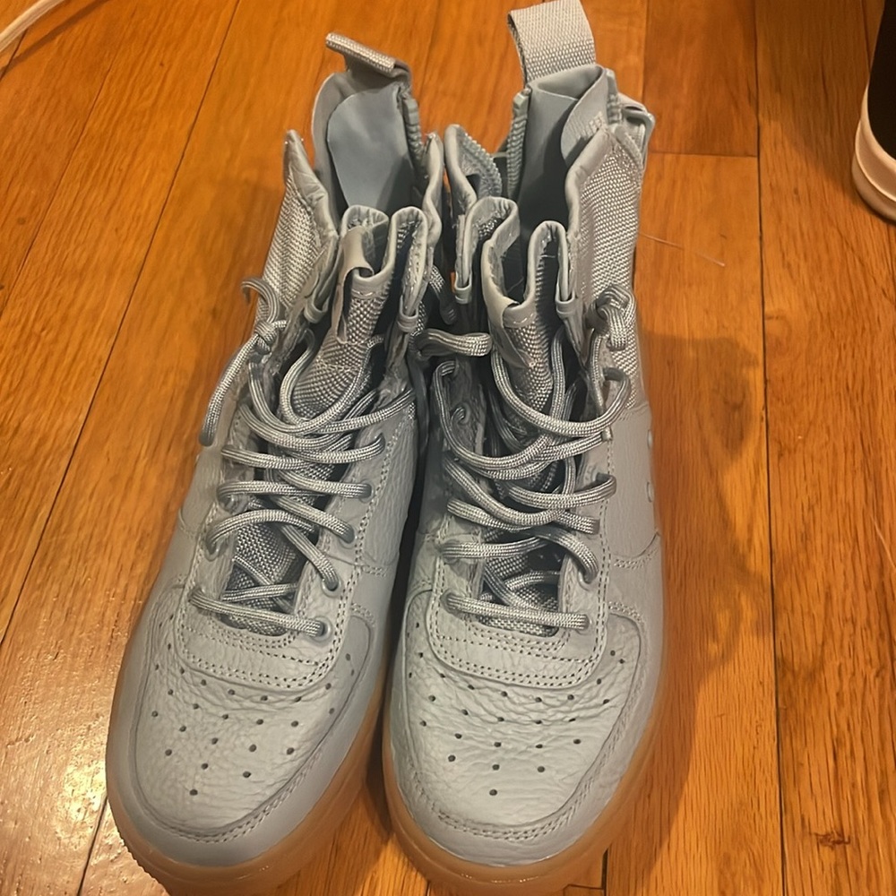 Nike - Picture 2 of 5
